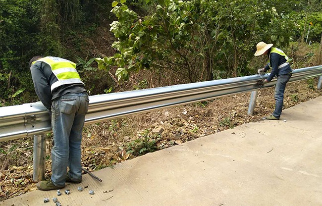 信阳高速公路护栏的定期维护与保养