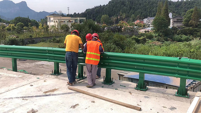 信阳高速公路护栏板的维护确保道路安全的关键环节