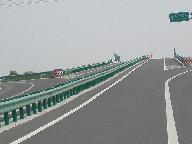 信阳高速公路护栏的材质与规格