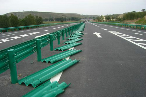 信阳波形护栏的维护与管理确保道路安全的关键步骤