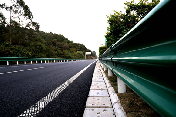 信阳高速公路护栏的常用类型